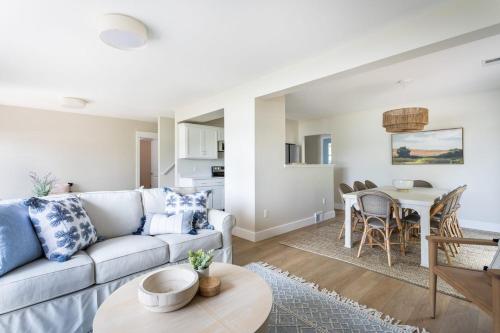 Little Glen Cottage with Direct Beach Frontage and Hot Tub in Empire, USA