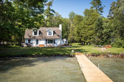Little Glen Cottage with Direct Beach Frontage and Hot Tub in Empire, USA