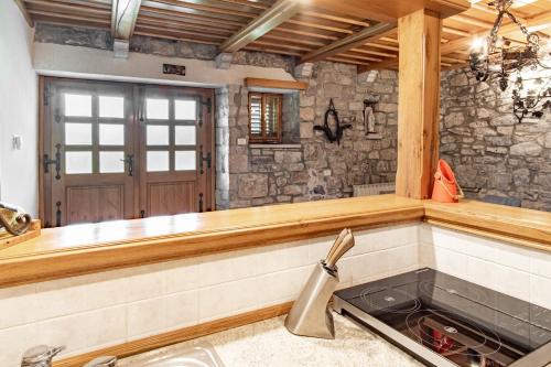 Private Apartment HerMes arT on the Karst Shared Pool & Parking in Tomaj