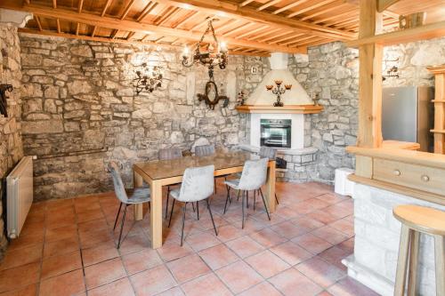 Iekārtas, Private Apartment HerMes arT on the Karst Shared Pool & Parking in Tomaj