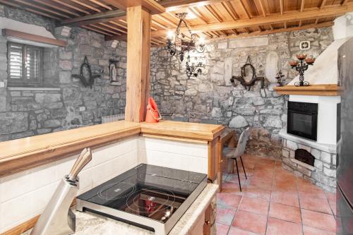 Private Apartment HerMes arT on the Karst Shared Pool & Parking in Tomaj