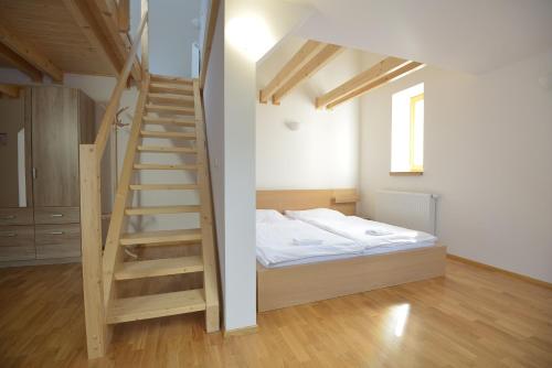 1 double bed, 5 twin beds
