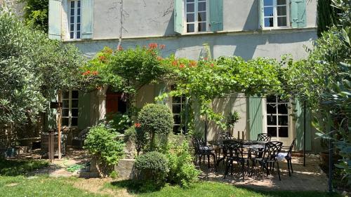 LA FUGUE chambres d' hôtes de charme , DEMEURE HISTORIQUE,PISCINE,JARDIN proche UZES NIMES ALES