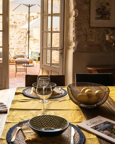 LA FUGUE chambres d' hôtes de charme , DEMEURE HISTORIQUE,PISCINE,JARDIN proche UZES NIMES ALES