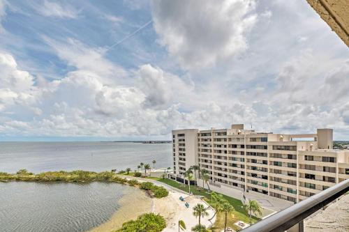 Hudson Resort Condo with Private Beach Access! in Hudson, USA