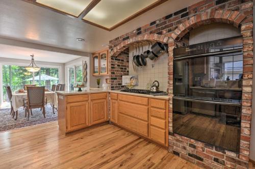 Beautiful Grants Pass Abode with Private Deck! - image 4
