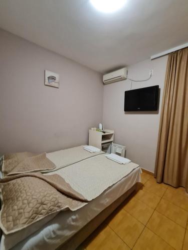 Hibiscus Guest House - image 4