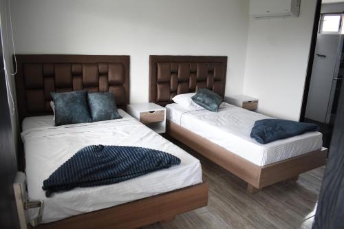 2 twin beds