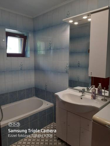 Bathroom, Tilesch Apartment in Balatonbereny
