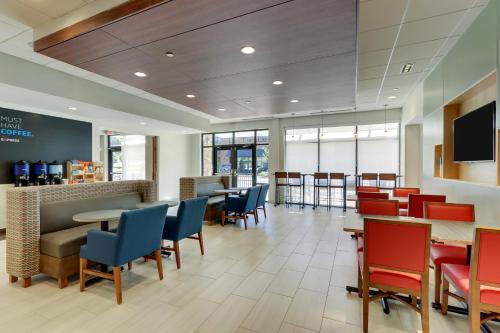 Holiday Inn Express & Suites Winston - Salem SW - Clemmons By IHG - 로비