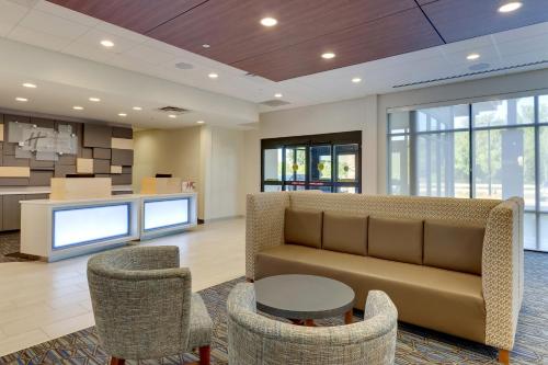 Holiday Inn Express & Suites Winston - Salem SW - Clemmons By IHG - 로비