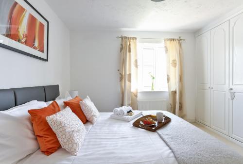 Kvm - Highclere House For Large Groups With Parking By Kvm Serviced Accommodation