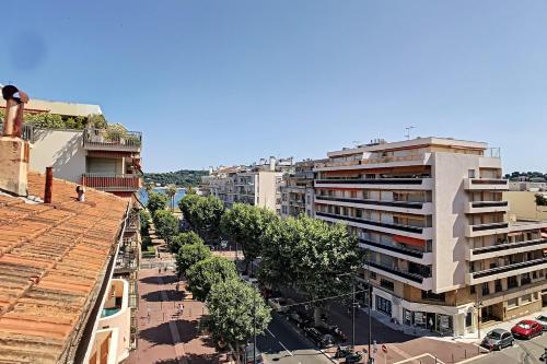 Two-bed apartment sea view 100 meters to the beaches in Antibes