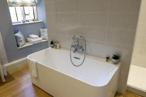 Mortons Manor - image 6