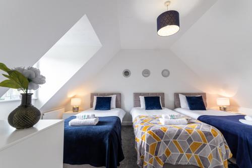 KVM Bluebird House for large groups by KVM Serviced Accommodation