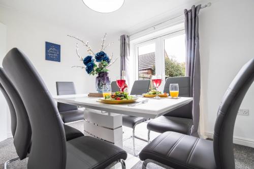 KVM Bluebird House for large groups by KVM Serviced Accommodation photo 3