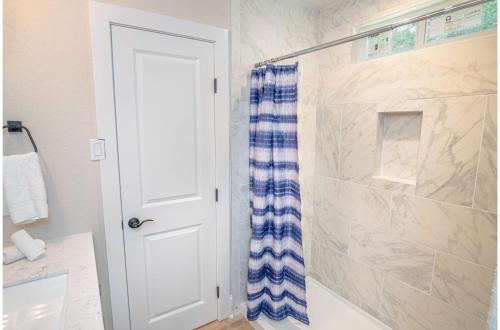 Brand New Remodeled 3BR2BA House Near Downtown - main image