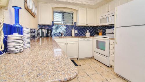 Caprice Resort by Teeming Vacation Rentals - image 4