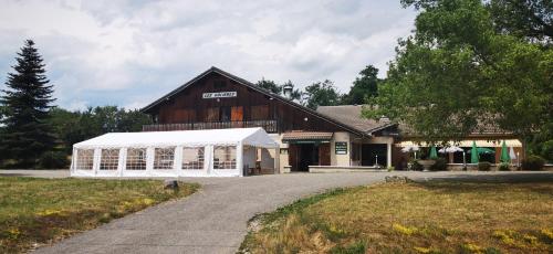 Hôtel Les Golieres avec WC et sdb individuelles, tv, WiFi, bar restaurant et parking poids lourd Hotel de charme Corbonod