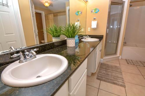 Calypso Resort 1701 by Teeming Vacation Rentals - image 7