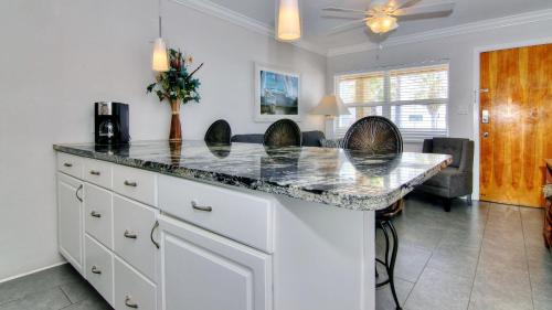 Harbor House North 25 by Teeming Vacation Rentals - image 2