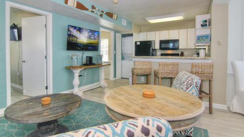 Key Lime Cottage by Teeming Vacation Rentals - image 7
