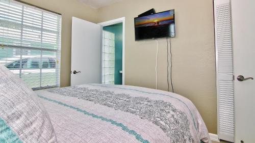 Key Lime Cottage by Teeming Vacation Rentals - image 12