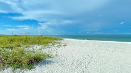 Lands End 305 by Teeming Vacation Rentals - main image