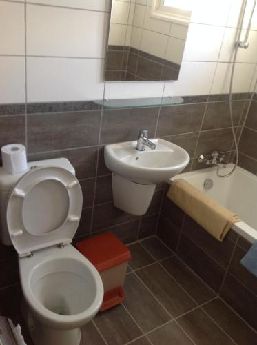 Sea N Lake View Hotel Apartments - image 13