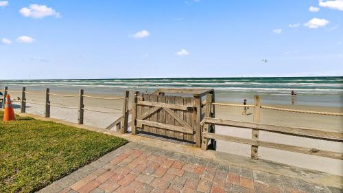 Sea Coast Gardens 401 by Teeming Vacation Rentals - image 12