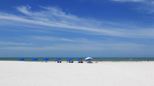 Sea Breeze by Teeming Vacation Rentals - image 12