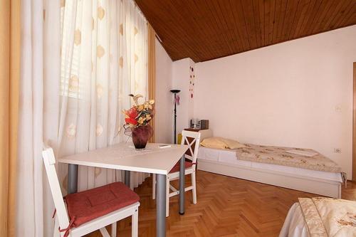 Apartments with a parking space Tucepi, Makarska - 6695