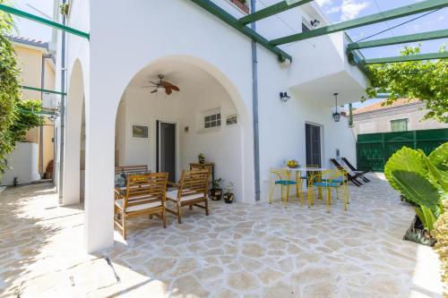 Apartments by the sea Arbanija Ciovo - 11789 - image 11