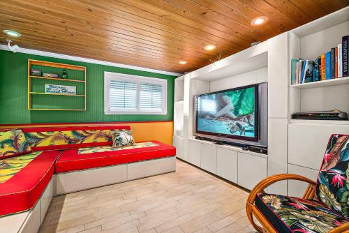 Tropical Beach Bungalow by Teeming Vacation Rentals - image 9
