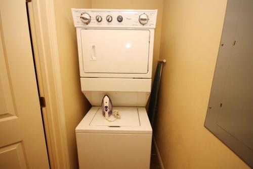Sterling Breeze 1003 by Teeming Vacation Rentals - image 10