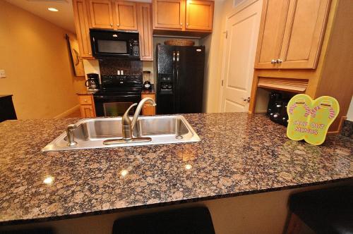 Sterling Breeze 1003 by Teeming Vacation Rentals - image 7