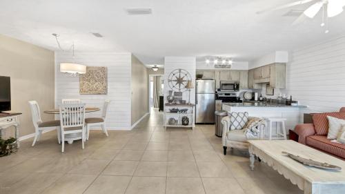 Southwinds H12 by Teeming Vacation Rentals - image 2