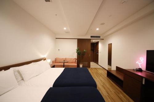 Deluxe Room (Two Semi-Double Beds and One Sofa) - Non-Smoking image 10