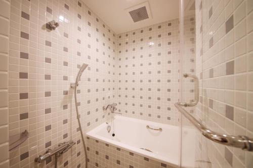 Full-sized bathtubs
