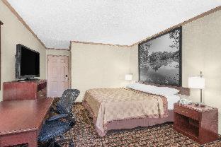 Super 8 by Wyndham Maumee Perrysburg Toledo Area in Maumee, USA