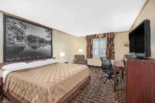 Super 8 by Wyndham Maumee Perrysburg Toledo Area in Maumee, USA