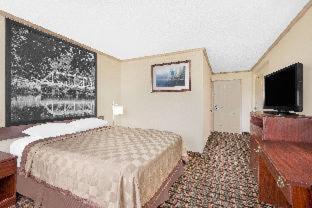Super 8 by Wyndham Maumee Perrysburg Toledo Area in Maumee, USA