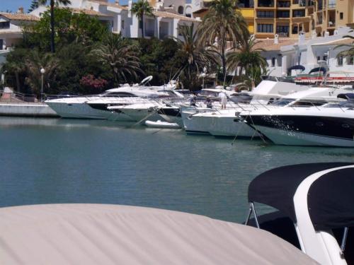 Apartamento con vistas al mar y piscina/ gran terraza con barbacoa