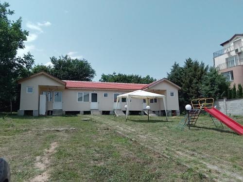 Krimski Guest House and Bungalows in بيالا