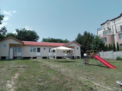 Krimski Guest House and Bungalows in بيالا