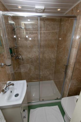 California Guest House - image 12