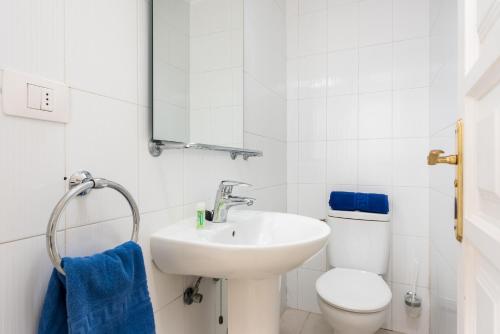 Deluxe Two-Bedroom Apartment image 5