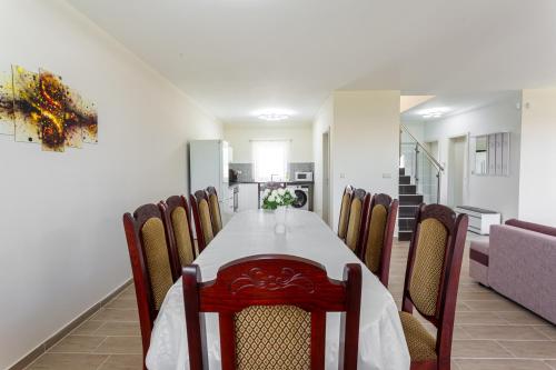 Koppány Luxor Vendégház (Koppany Luxor Vendeghaz) in Alsóörs