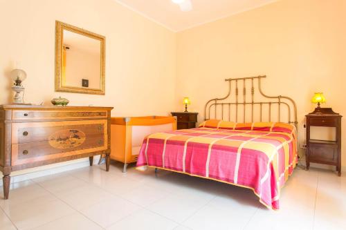Independent Villa Located a few Minutes Walk From the Beach in Quiet Area, Palermo (fotografie 4)