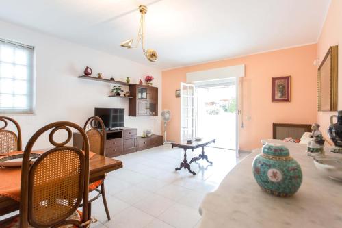 Independent Villa Located a few Minutes Walk From the Beach in Quiet Area